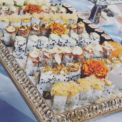 Vassoio di sushi kosher su vassoio d'argento - Menu Latte Flour Ricevimenti Roma