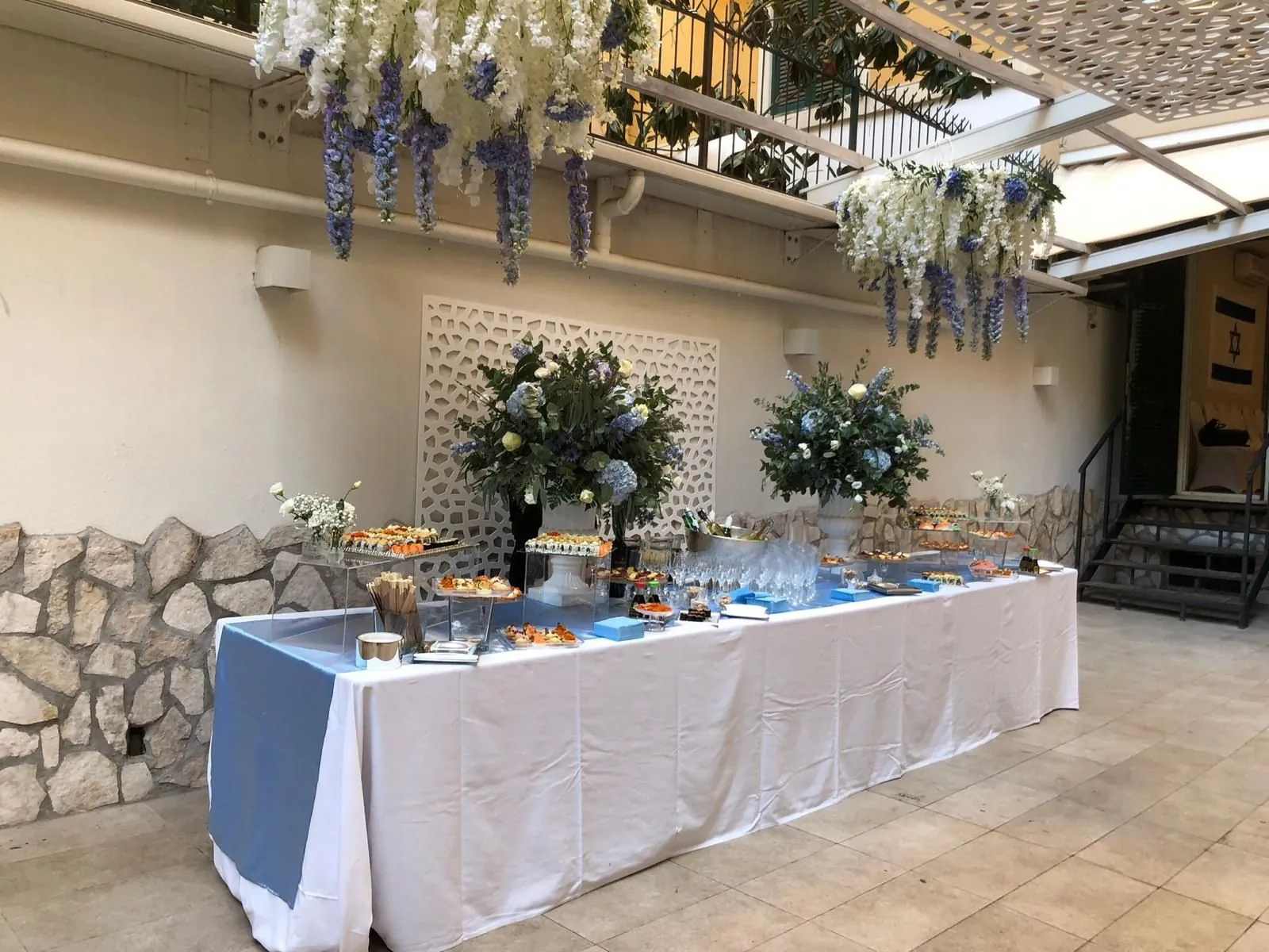 Buffet elegante allestito in un cortile per un ricevimento kosher a Roma - Flour Ricevimenti