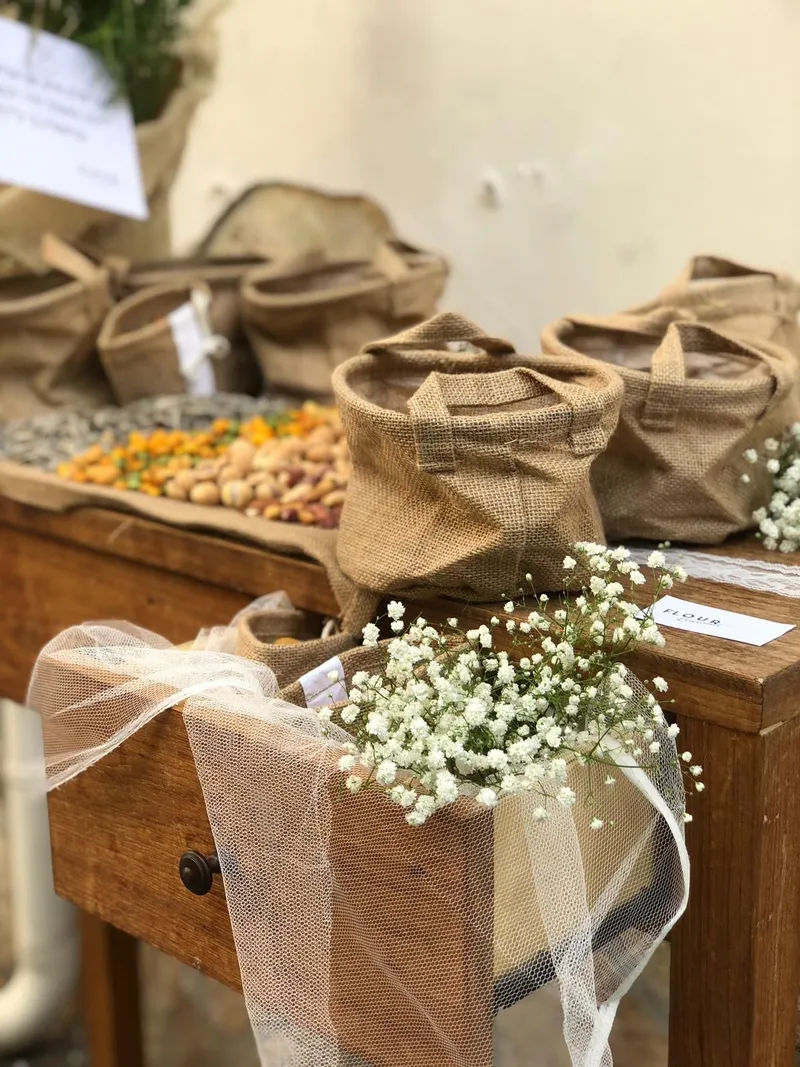 Allestimento rustico con sacchetti di juta e frutta secca per un buffet kosher a Roma - Flour Ricevimenti