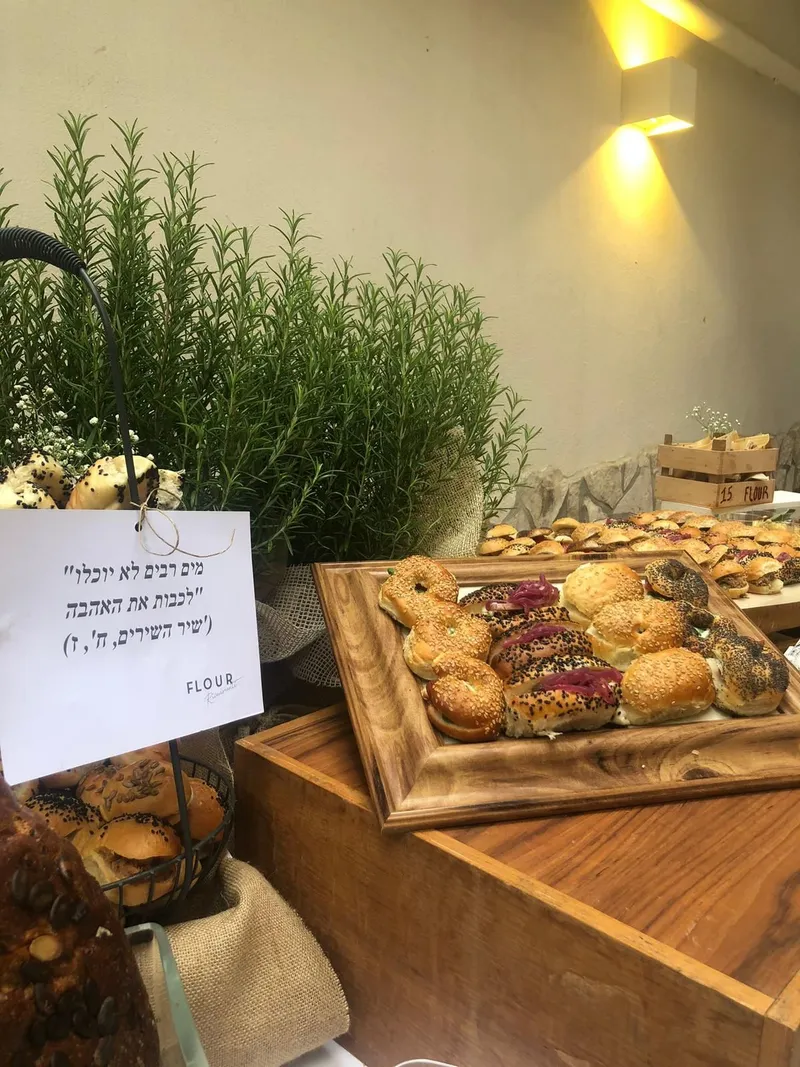 Angolo buffet rustico con pane fresco ed erbe aromatiche per un evento kosher a Roma - Flour Ricevimenti
