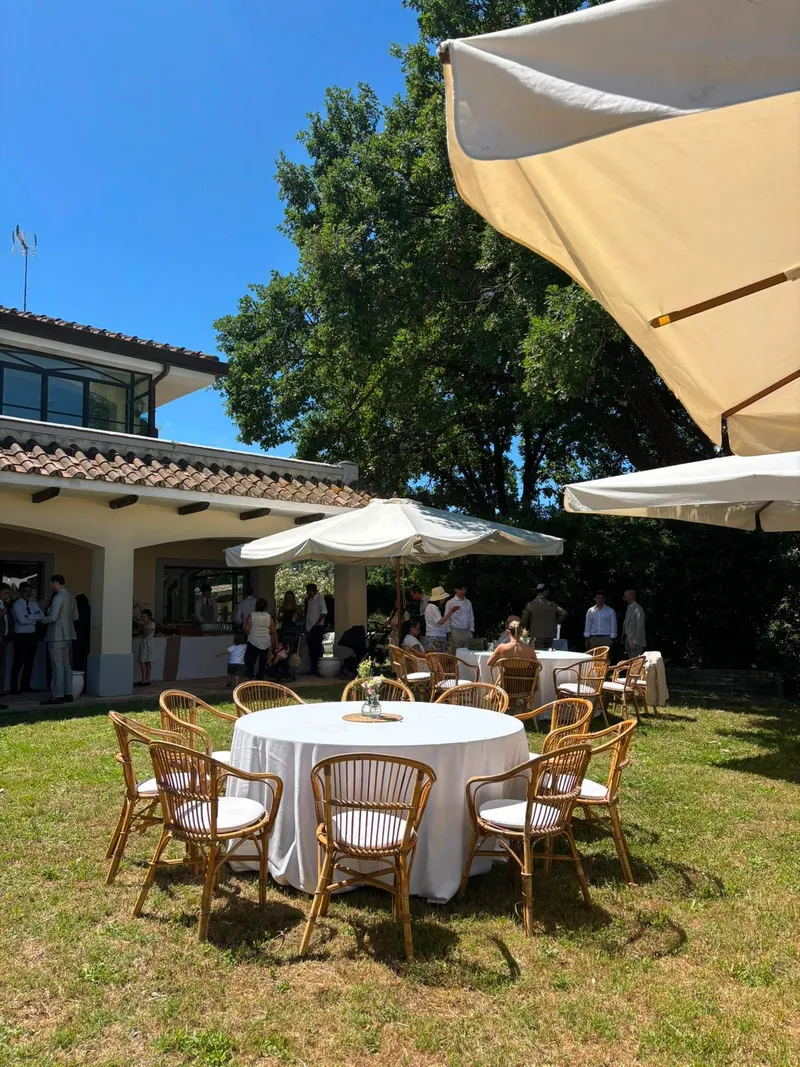 Giardino allestito con tavoli rotondi per un ricevimento kosher in una villa a Roma - Flour Ricevimenti