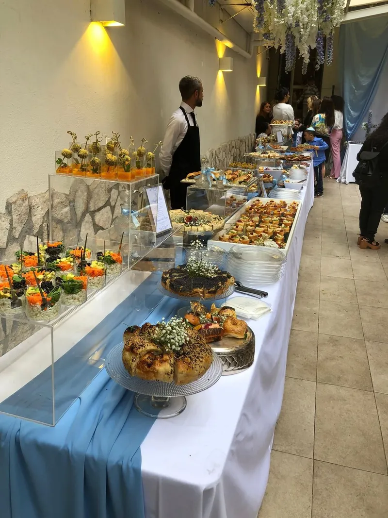 Lungo buffet kosher con servizio al tavolo durante un evento a Roma - Flour Ricevimenti