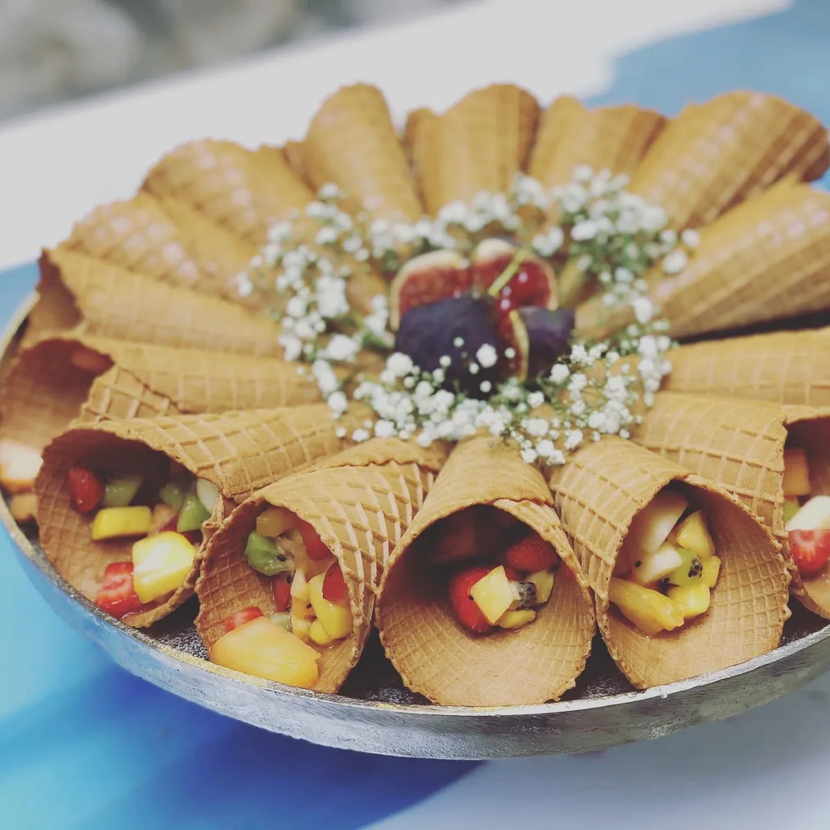 Coni dolci di cialda con frutta fresca - catering kosher Flour Ricevimenti Roma