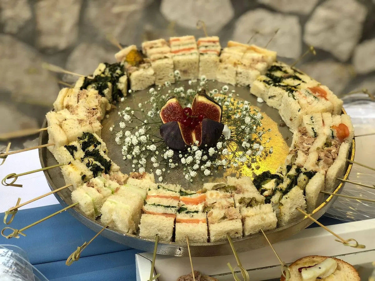 Vassoio di tramezzini kosher con guarnizioni - catering per eventi a Roma Flour Ricevimenti