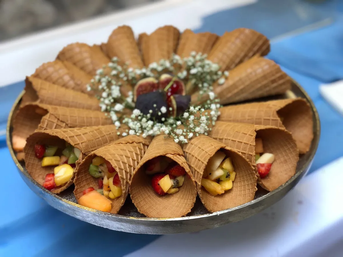 Coni di cialda con macedonia di frutta su vassoio - catering kosher Flour Ricevimenti Roma