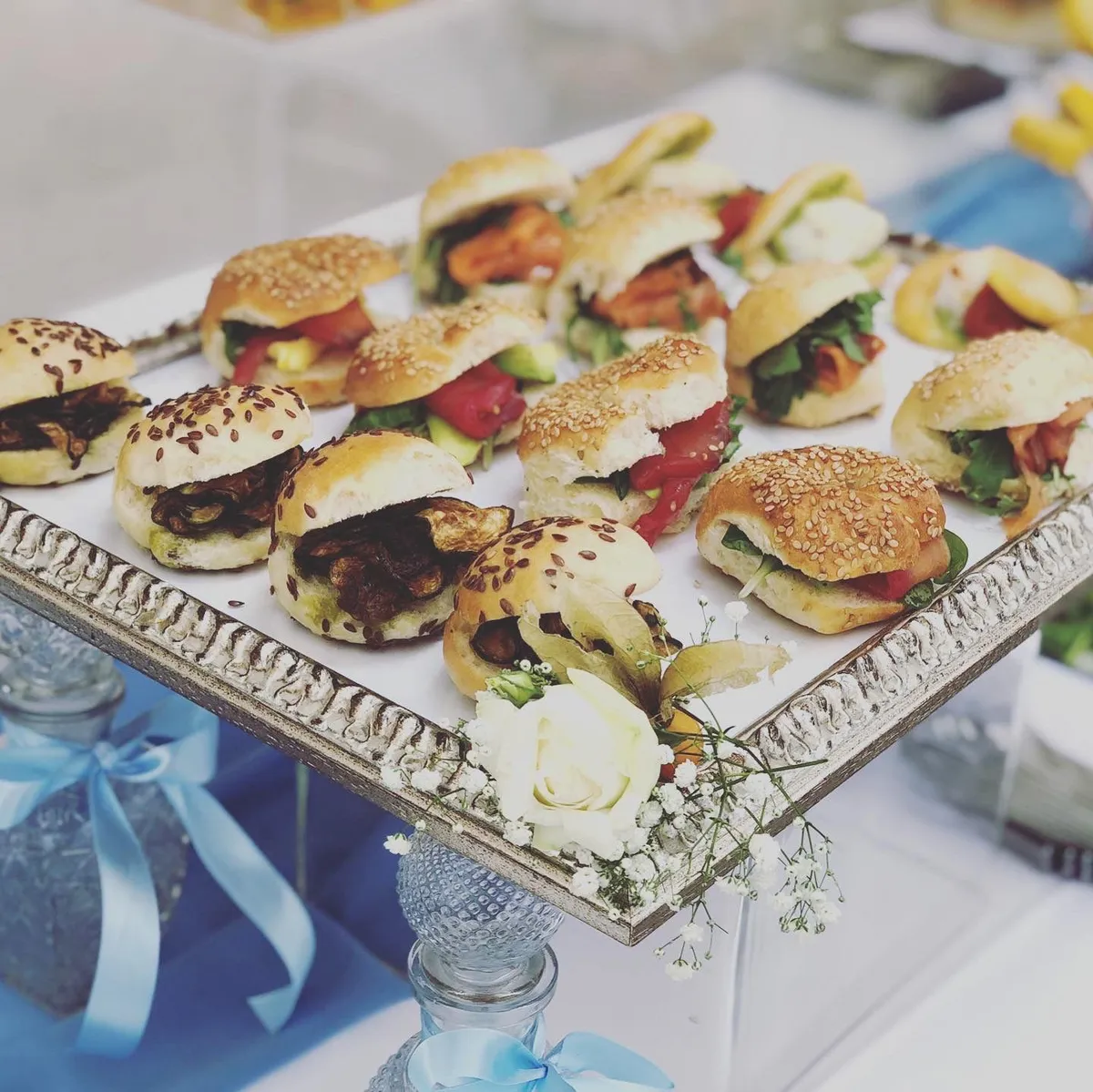 Mini panini gourmet su vassoio d'argento - buffet catering kosher Flour Ricevimenti Roma