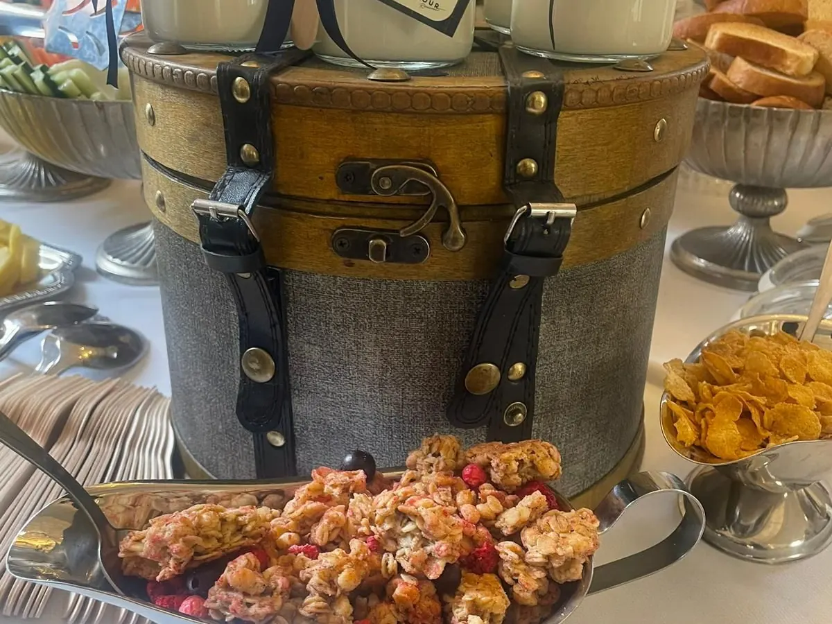 Dettaglio di un banco buffet con baule vintage e coppe di cristallo