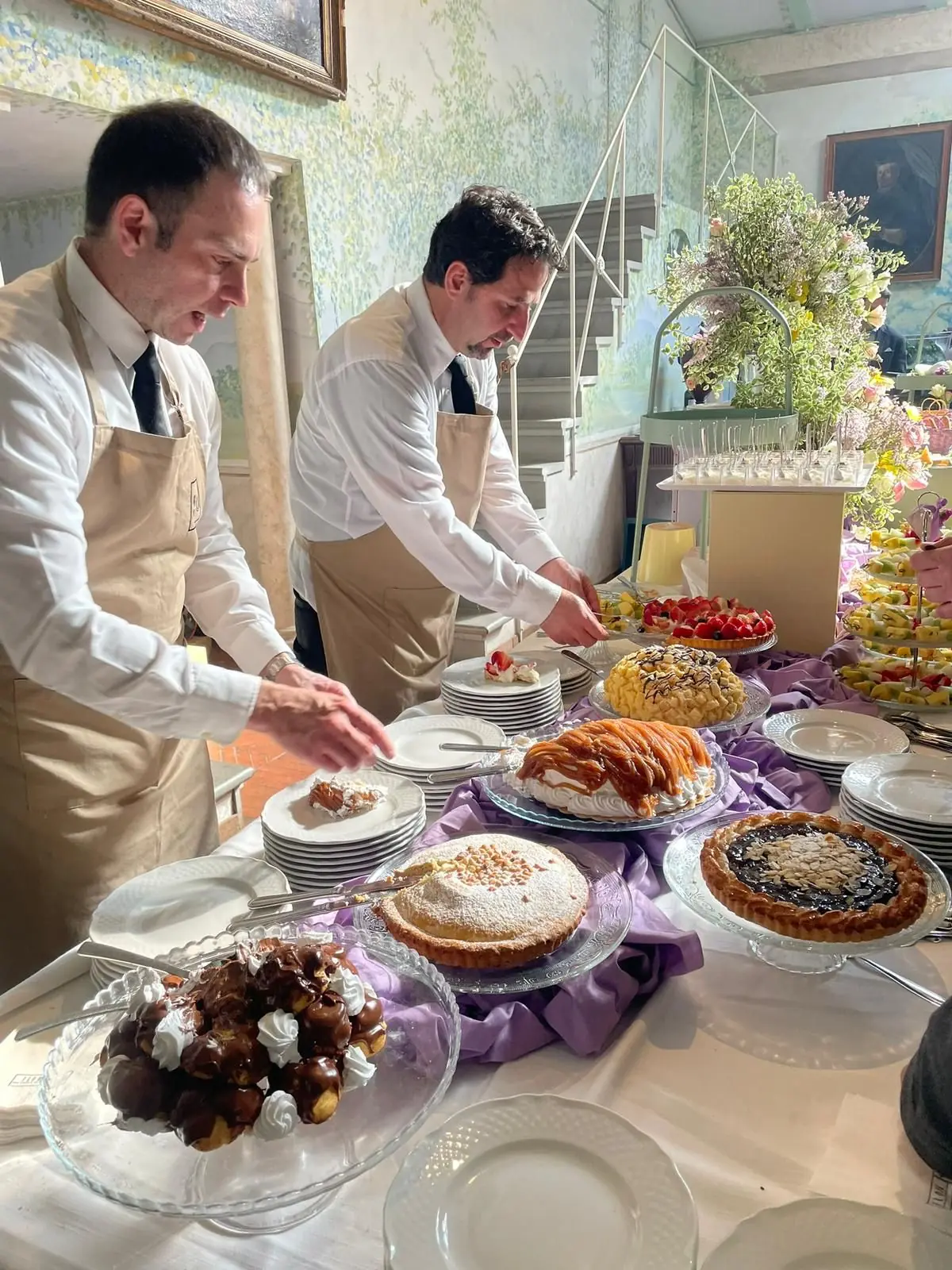 Camerieri di Flour Ricevimenti impiattano un elegante buffet di dolci durante un evento kosher a Roma