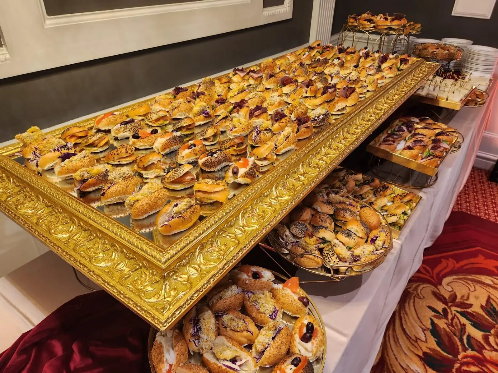 Lungo tavolo buffet di cornetti e pasticceria kosher su vassoio dorato - Flour Ricevimenti Roma